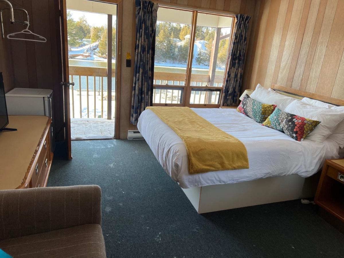 Kit Wat Motel & Marina Sauble Beach Exterior photo