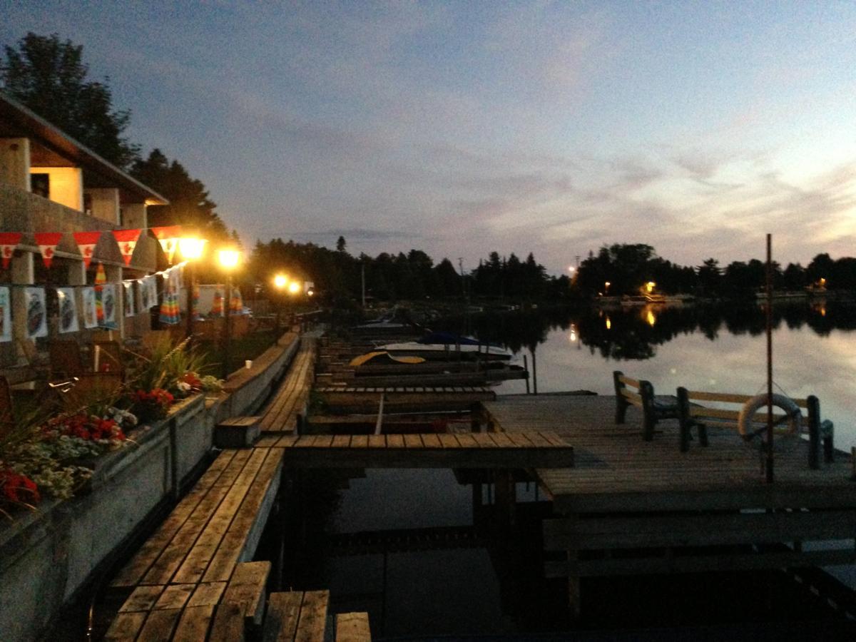 Kit Wat Motel & Marina Sauble Beach Exterior photo