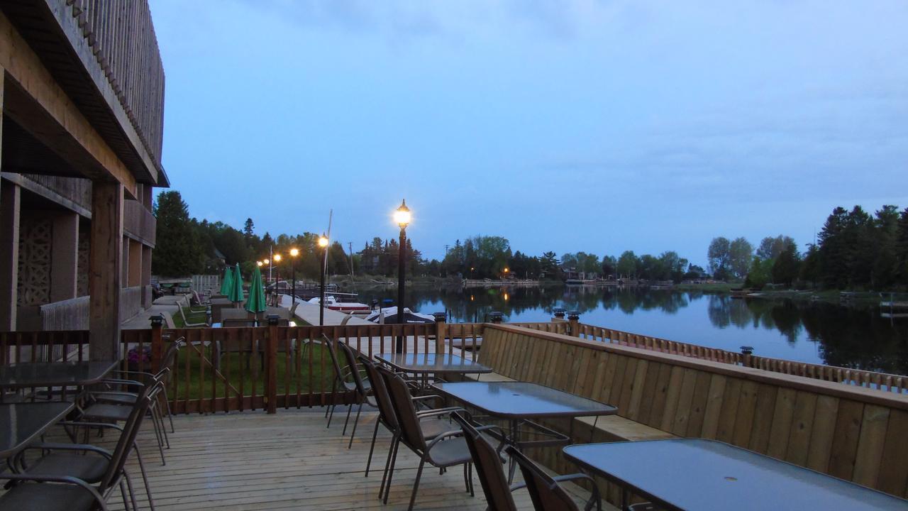 Kit Wat Motel & Marina Sauble Beach Exterior photo